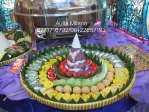 Kue tradisional tampahan dengan tumpeng getuk
